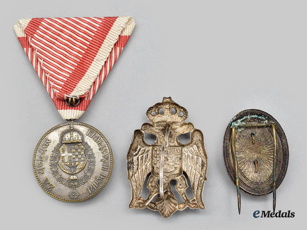 yugoslavia,_kingdom._a_royal_household_medal_of_king_alexander_i_karadordevic_and_two_badges_l22_mnc8840_931