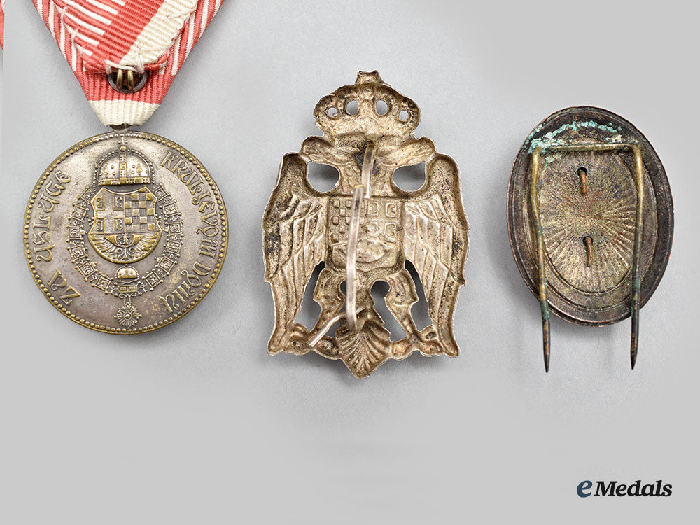 yugoslavia,_kingdom._a_royal_household_medal_of_king_alexander_i_karadordevic_and_two_badges_l22_mnc8843_932