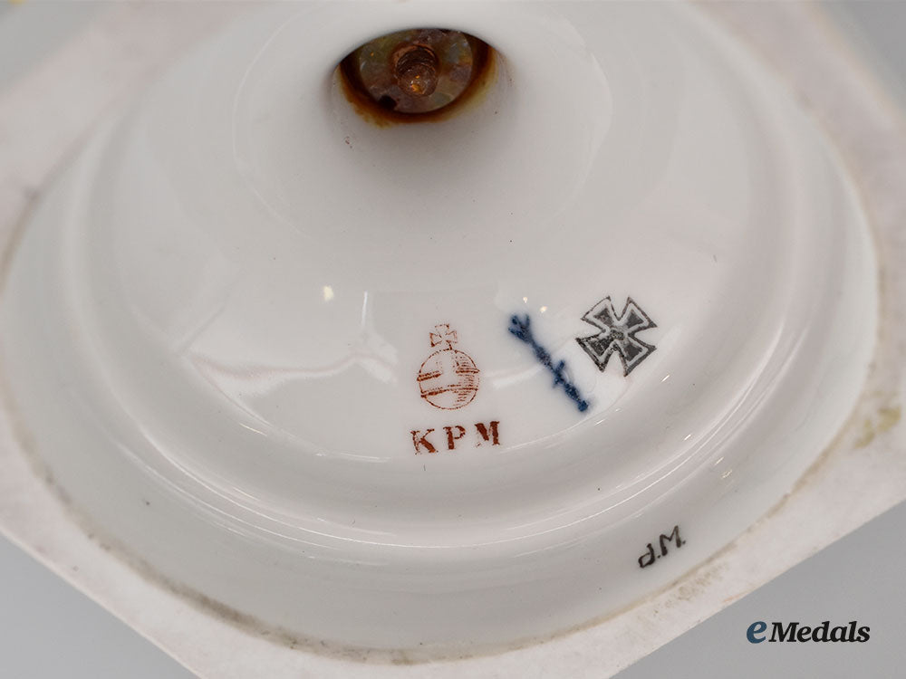 germany,_imperial._a_large_patriotic_first_war_iron_cross_vase,_by_kpm_l22_mnc9047_522