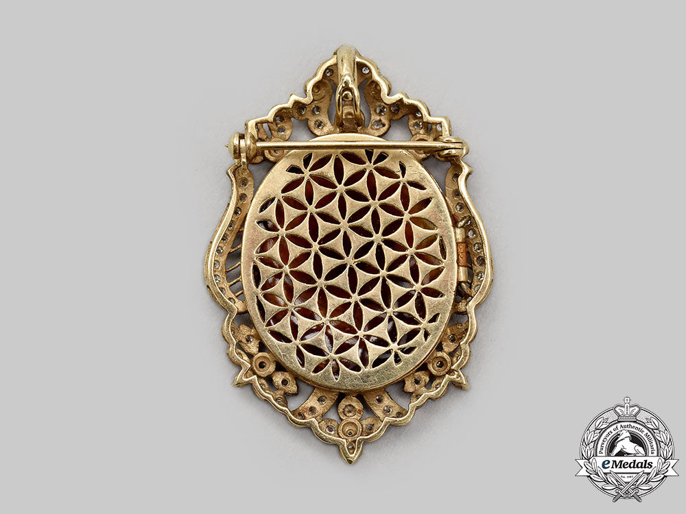 germany._a_kaiser_wilhelm_ii_commemorative_brooch,_with_gold_and_diamond-_encrusted_frame,_c.1930_l22_mnc9248_635