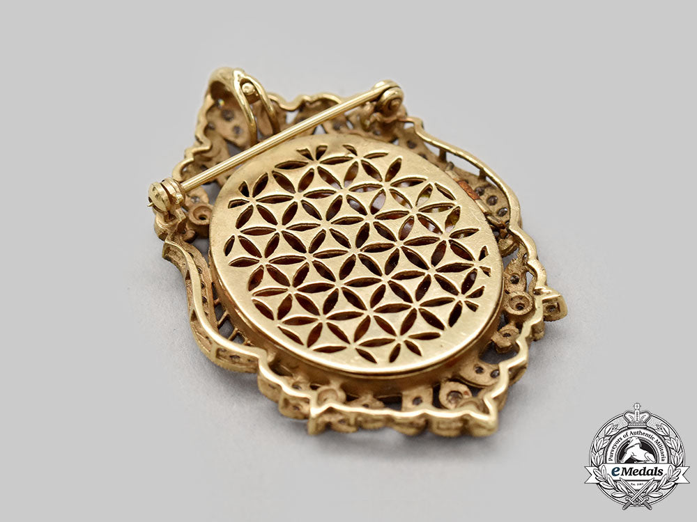 germany._a_kaiser_wilhelm_ii_commemorative_brooch,_with_gold_and_diamond-_encrusted_frame,_c.1930_l22_mnc9249_637