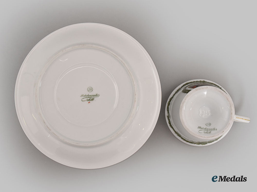 germany,_imperial._a_wreath_pattern_teacup_and_saucer_featuring_hindenburg_portrait,_by_hutschenreuther,1915_l22_mnc9319_641