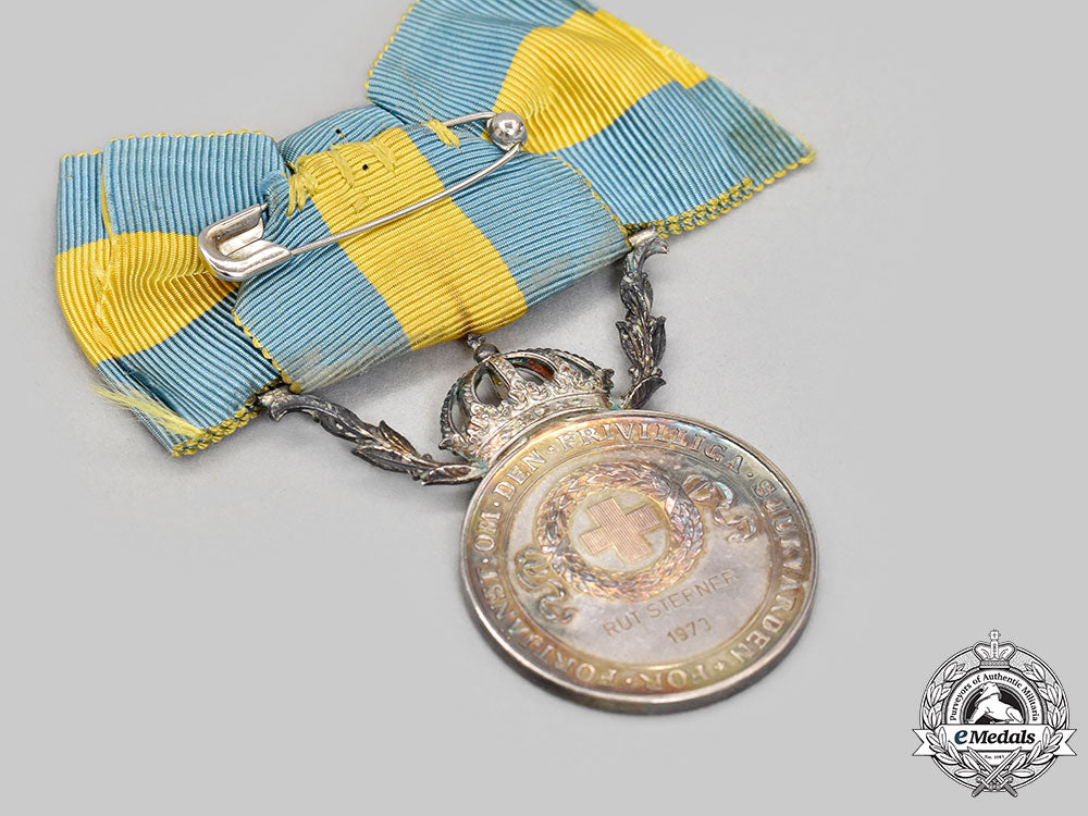 sweden,_kingdom._a_red_cross_merit_medal_for_voluntary_health_care_for_ladies,_ii_class_silver_grade_l22_mnc9600_784_1_1