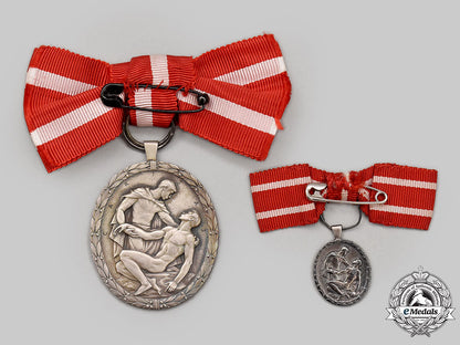 sweden,_kingdom._a_red_cross_medal_for_ladies,_fullsize&_miniature_l22_mnc9691_815_1