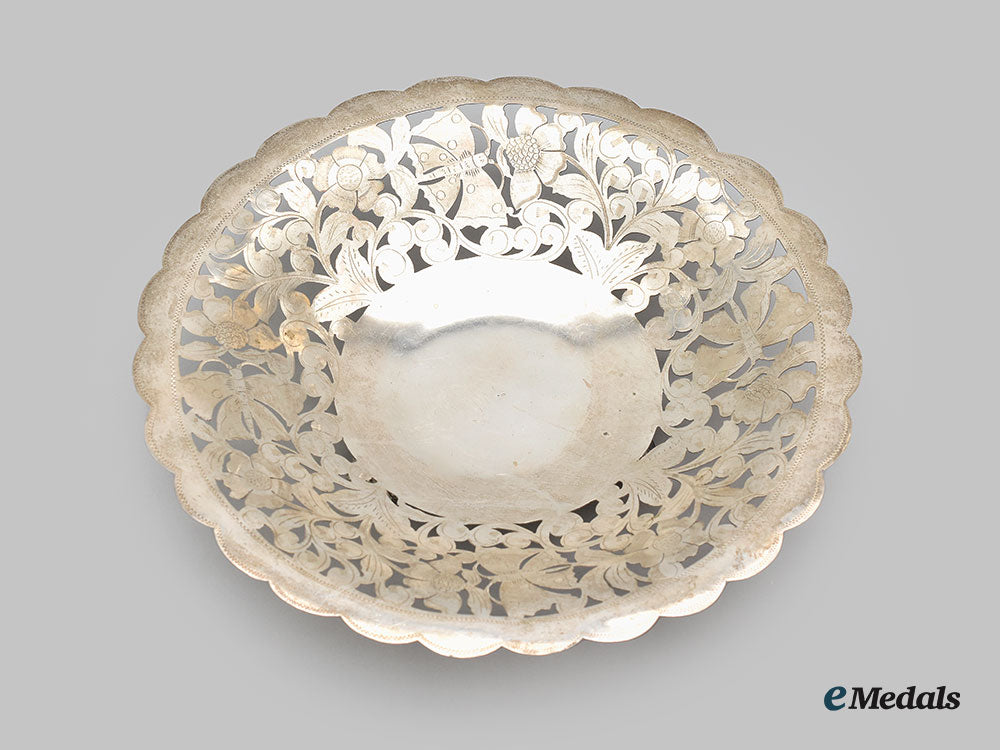 united_kingdom._a_hand_cut&_etched_silver_fruit_bowl_l22_mnc9933_691_1