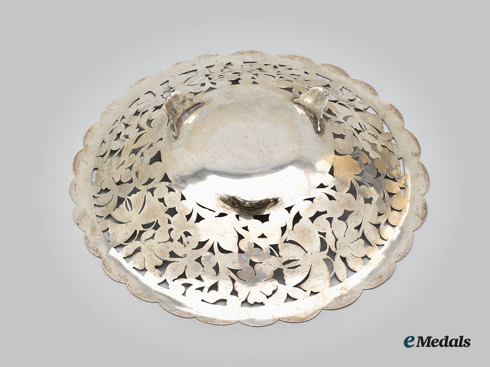 united_kingdom._a_hand_cut&_etched_silver_fruit_bowl_l22_mnc9934_692_1