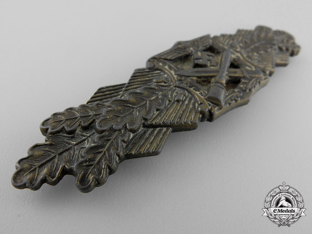 a_bronze_grade_close_combat_clasp_by_arbeitsgemeinschaft_metall_und_kunststoff_l_987