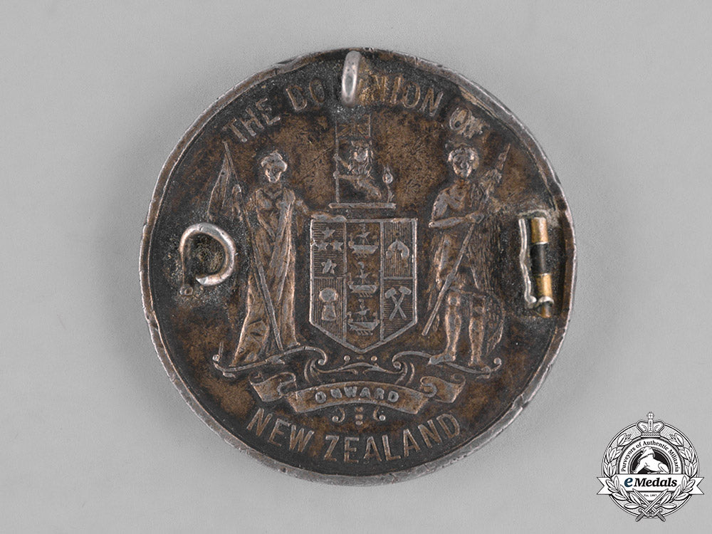 new_zealand._a_medallion_commemorating_the_hms_new_zealand_in1913_m181_3025_1_1_1