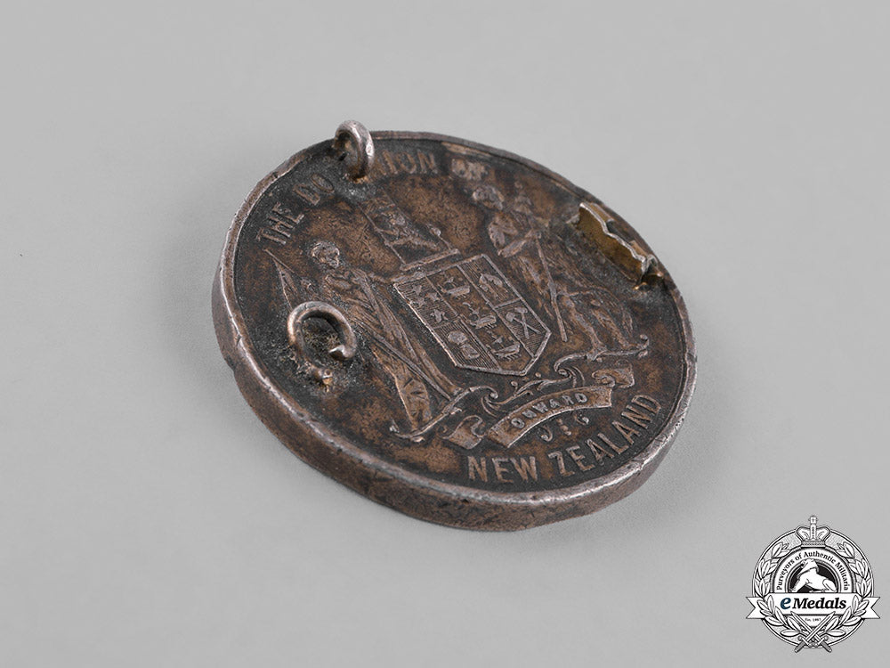 new_zealand._a_medallion_commemorating_the_hms_new_zealand_in1913_m181_3027_1_1_1