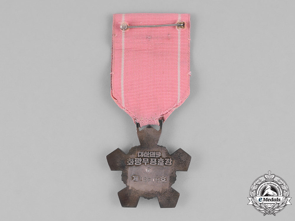 korea,_republic._an_order_of_military_merit,"_hwarang"_iv_class_badge_m181_6016_1