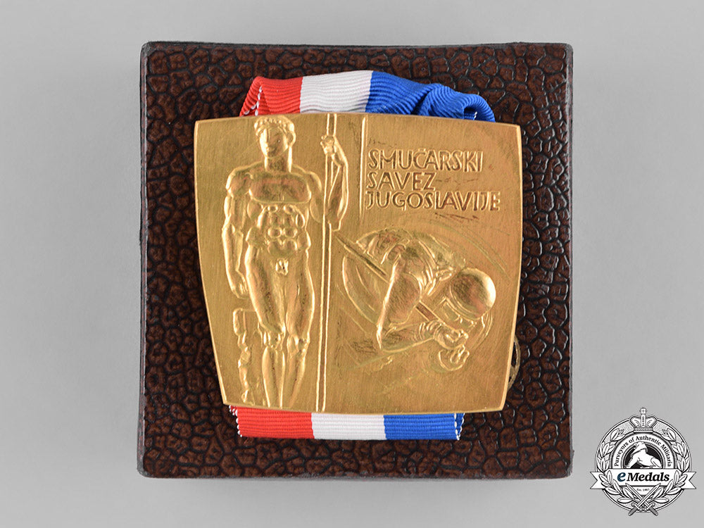 yugoslavia;_slovenia._golden_ski_medal_to_stane_dolanc,_one_of_tito's_closest_collaborators_m181_9798