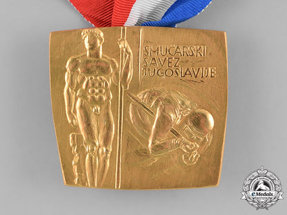 yugoslavia;_slovenia._golden_ski_medal_to_stane_dolanc,_one_of_tito's_closest_collaborators_m181_9800