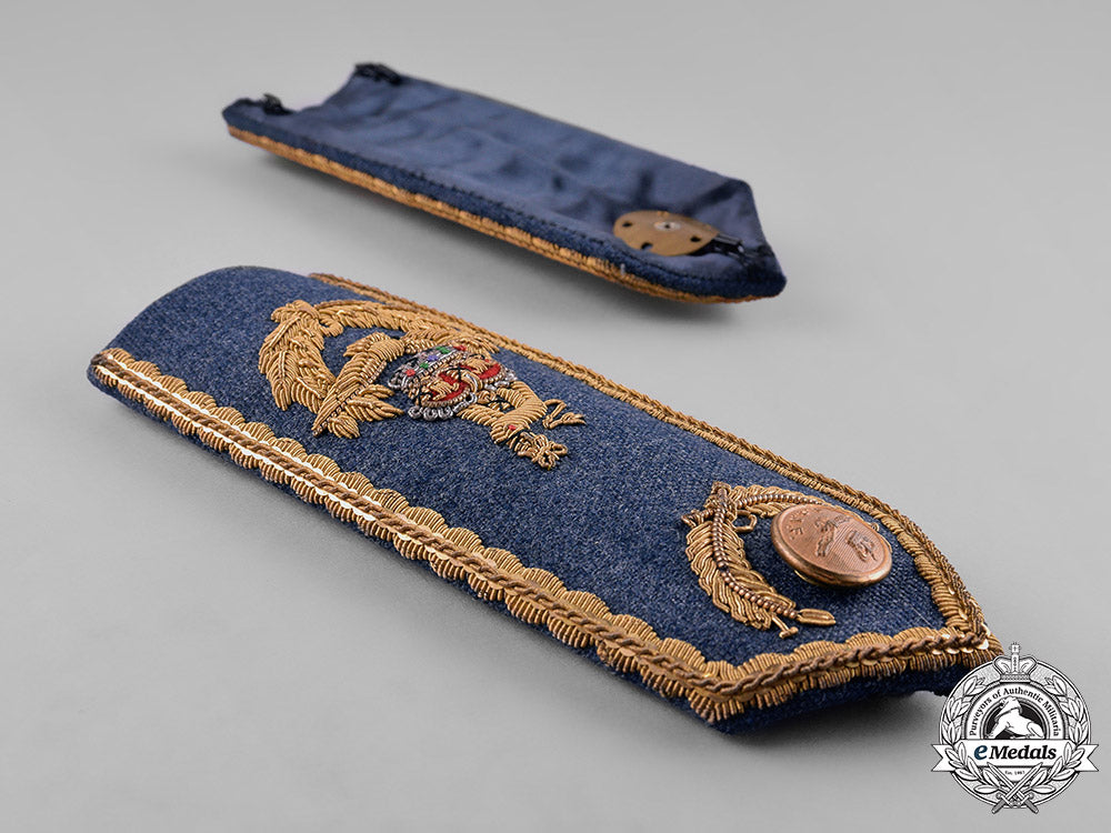 canada,_commonwealth._a_pair_of_royal_canadian_air_force_shoulder_boards_m182_3618