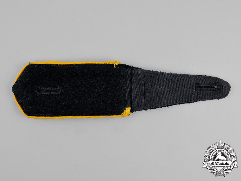 germany._a_lot_of_second_war_german_shoulder_straps_m18_5766