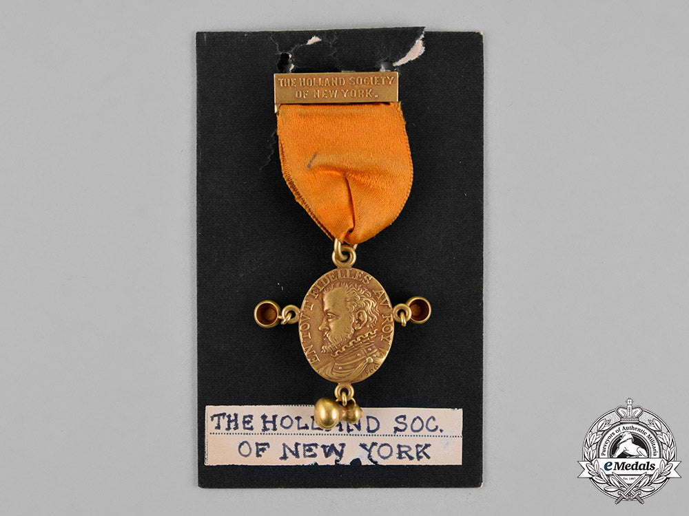 united_states._a_tiffany-_made_holland_society_of_new_york_membership_badge_in_gold,_c.1890_m18_5815