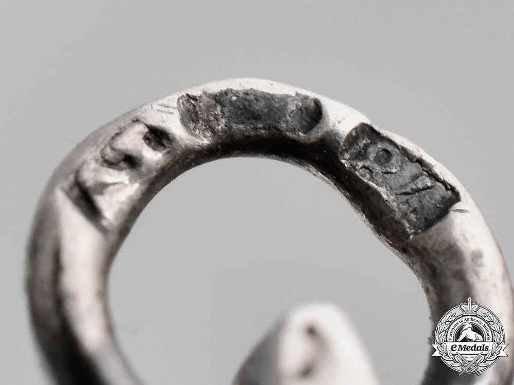 canada._a_memorial_cross_to_military_medal_recipient,_died_of_wounds_sustained_in_the_approach_to_canal_du_nord_m18_8236