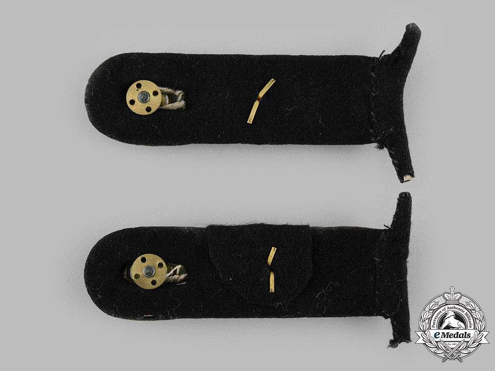 germany,_kriegsmarine._a_set_of_oberleutnant_shoulder_boards_m19_13910