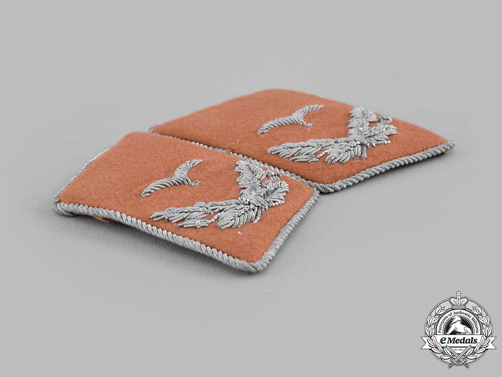 germany,_luftwaffe._a_set_of_communications_leutnant_collar_tabs_m19_16402