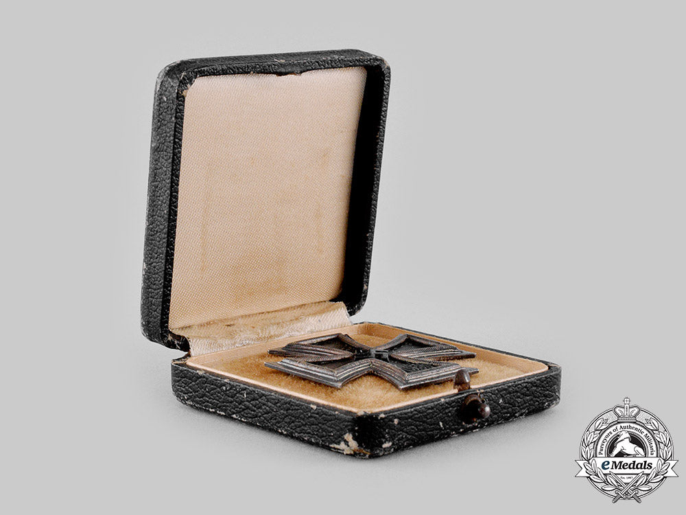 germany,_wehrmacht._a1939_iron_cross_i_class,_with_case_by_b.h._mayer_m19_18287