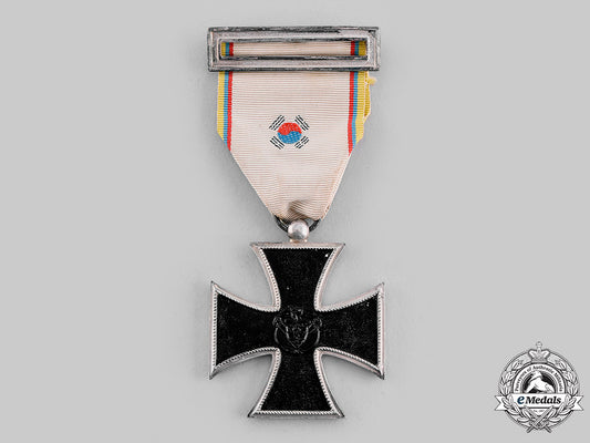 colombia,_republic._a_medal_for_service_in_war_overseas,_iron_cross_for_the_korean_war,_c.1955_m19_22798