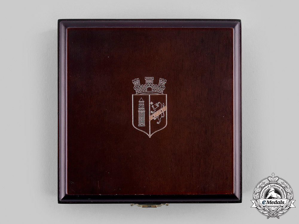 albania,_republic._a_municipality_of_tirana_civic_award_medal_with_case_c.2000_m19_24516