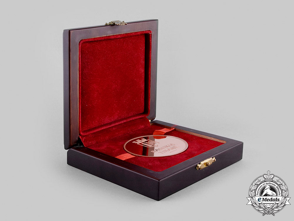 albania,_republic._a_municipality_of_tirana_civic_award_medal_with_case_c.2000_m19_24518