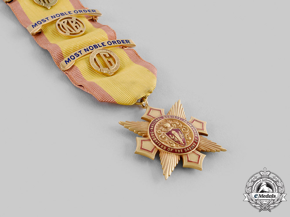 united_states._a_national_society_daughters_of_the_barons_of_runnemede_badge_in_gold,_by_j.e._caldwell&_company_m19_24669_1_1