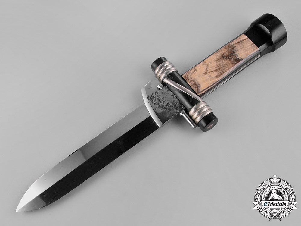 italy,_fascist_state._a_presentation_dagger_of13_th_legion_ccnn_commanding_officer,_c.1940_m19_5649_1_1