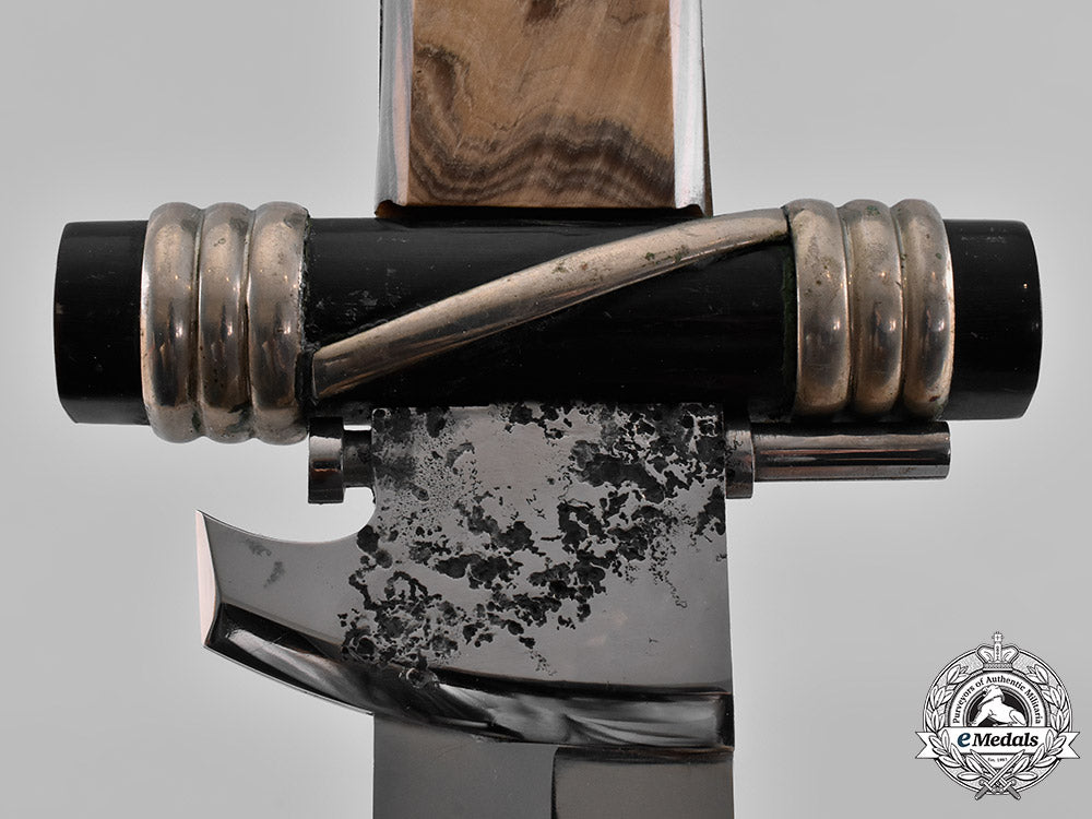 italy,_fascist_state._a_presentation_dagger_of13_th_legion_ccnn_commanding_officer,_c.1940_m19_5655_1_1