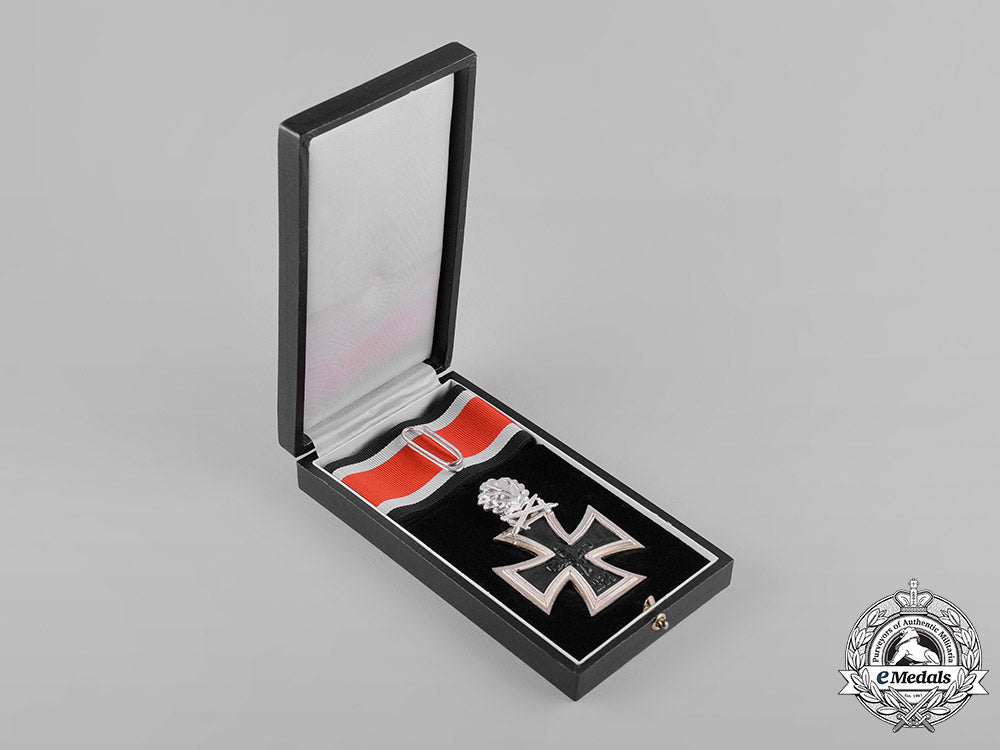 germany,_federal_republic._a_case_knight’s_cross_of_the_iron_cross,_with_oak_leaves_and_swords,1957_version_m19_8845