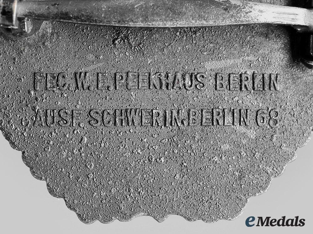 germany,_kriegsmarine._an_e-_boat_war_badge,_i_i_pattern,_by_schwerin_m20_00824_2_1_1_1