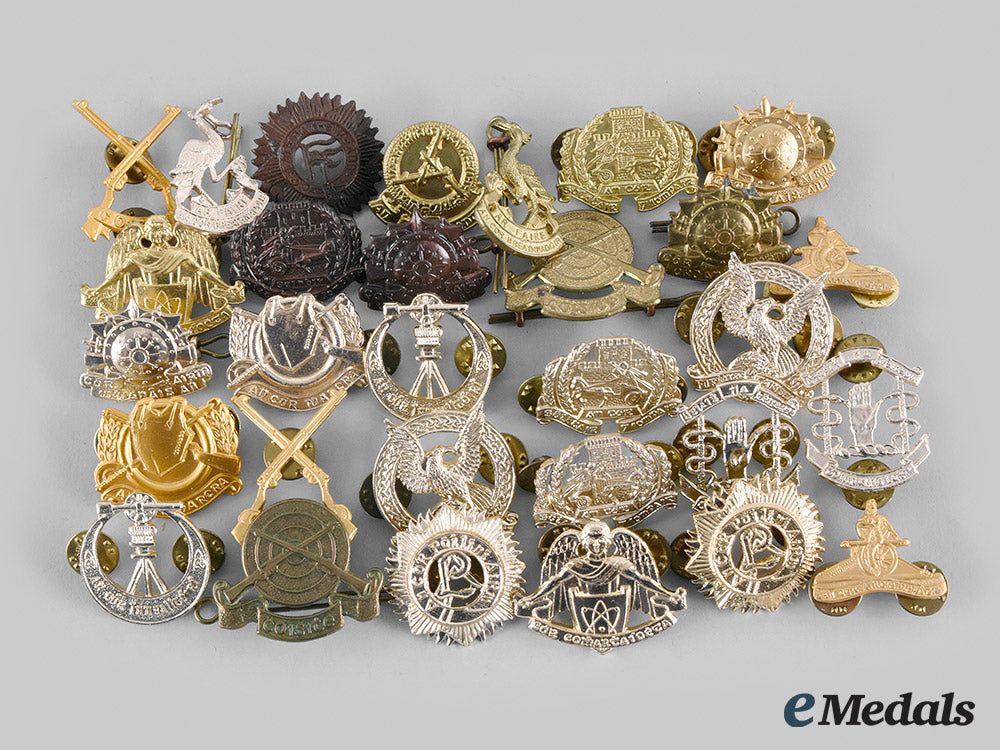 ireland,_republic._a_lot_of_thirty_regimental_badges_m20_01294