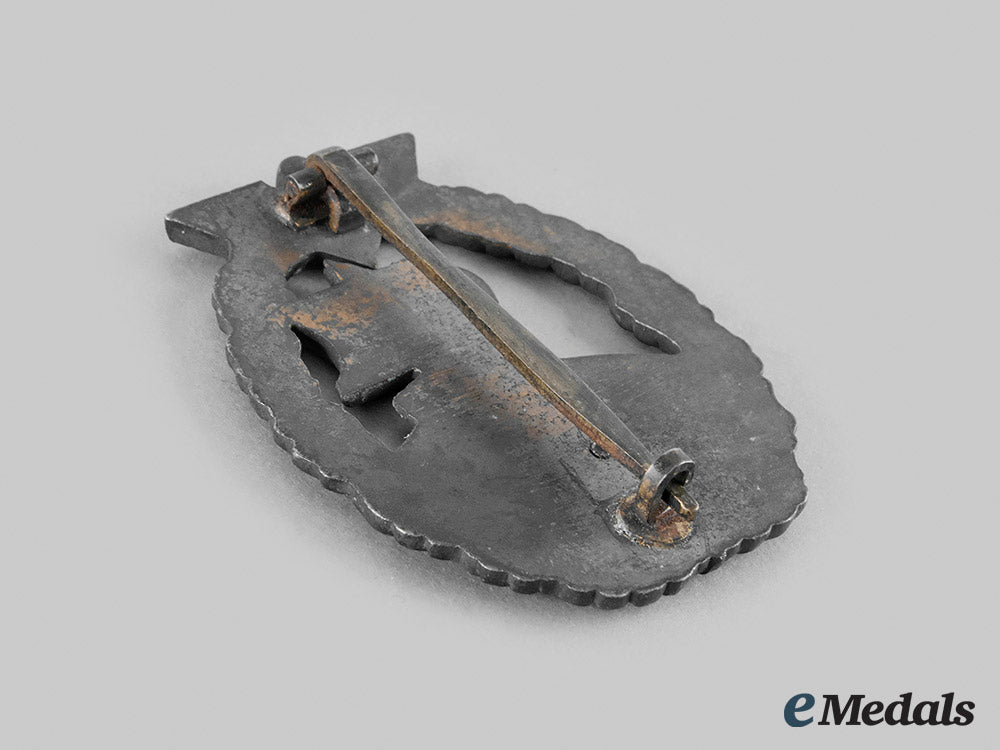 germany,_kriegsmarine._an_auxiliary_cruiser_war_badge,_by_förster&_barth_m20_01587_1_1_1_1_1