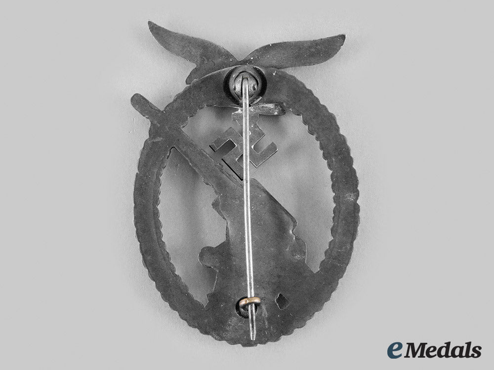 germany,_luftwaffe._a_flak_badge_with_case_m20_01664