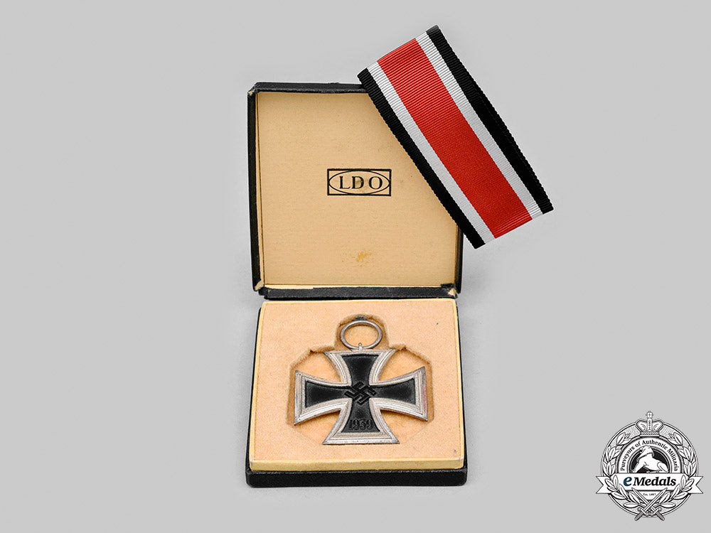 germany,_wehrmacht._a1939_iron_cross_ii_class,_with_case_m20_265_mnc4552_2