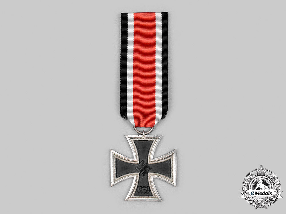 germany,_wehrmacht._a1939_iron_cross_ii_class,_with_case_m20_266_mnc4563_2