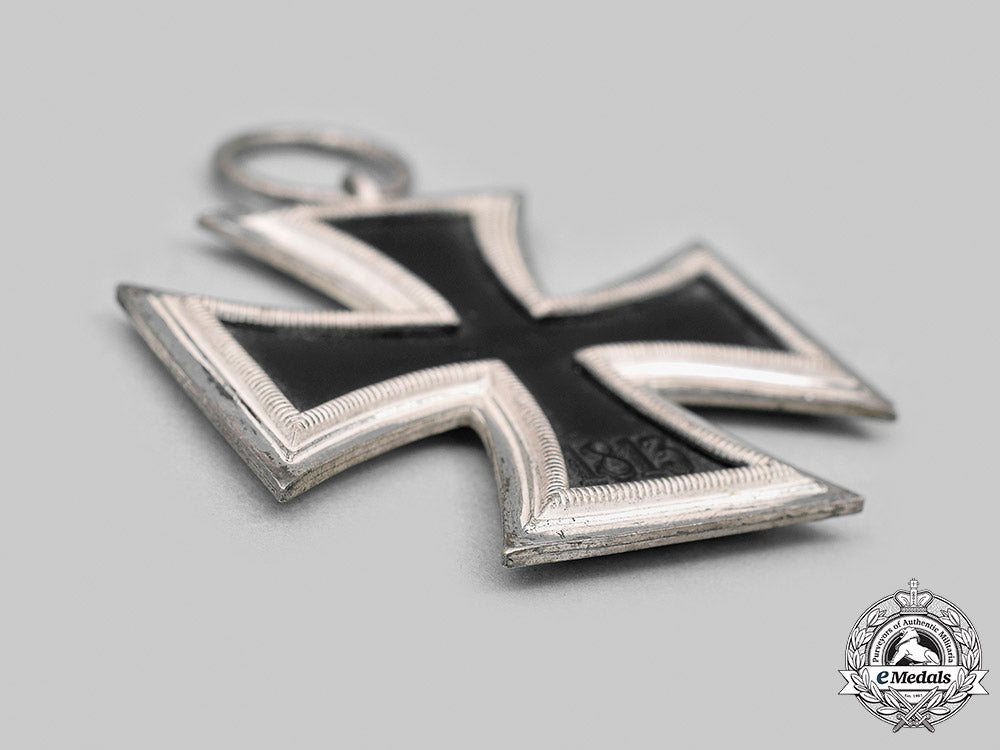 germany,_wehrmacht._a1939_iron_cross_ii_class,_with_case_m20_270_mnc4572_2