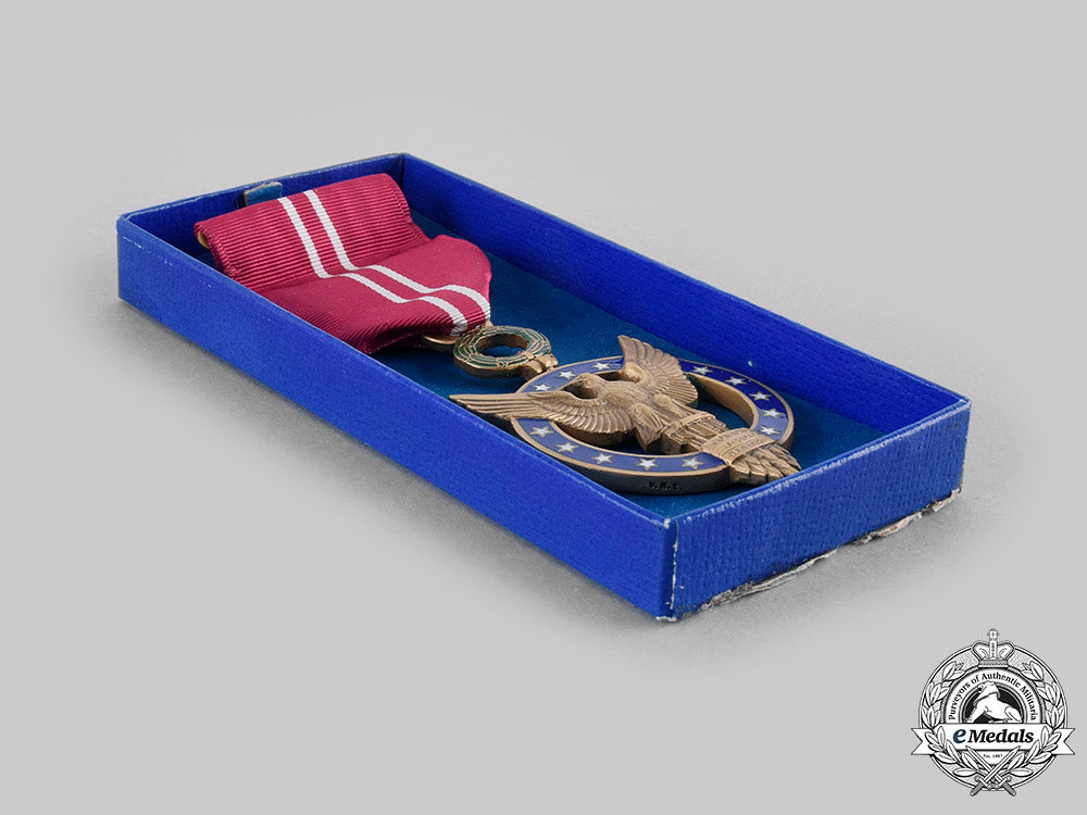 united_states._a_presidential_medal_of_merit,_c.1945_m20_323_emd2401