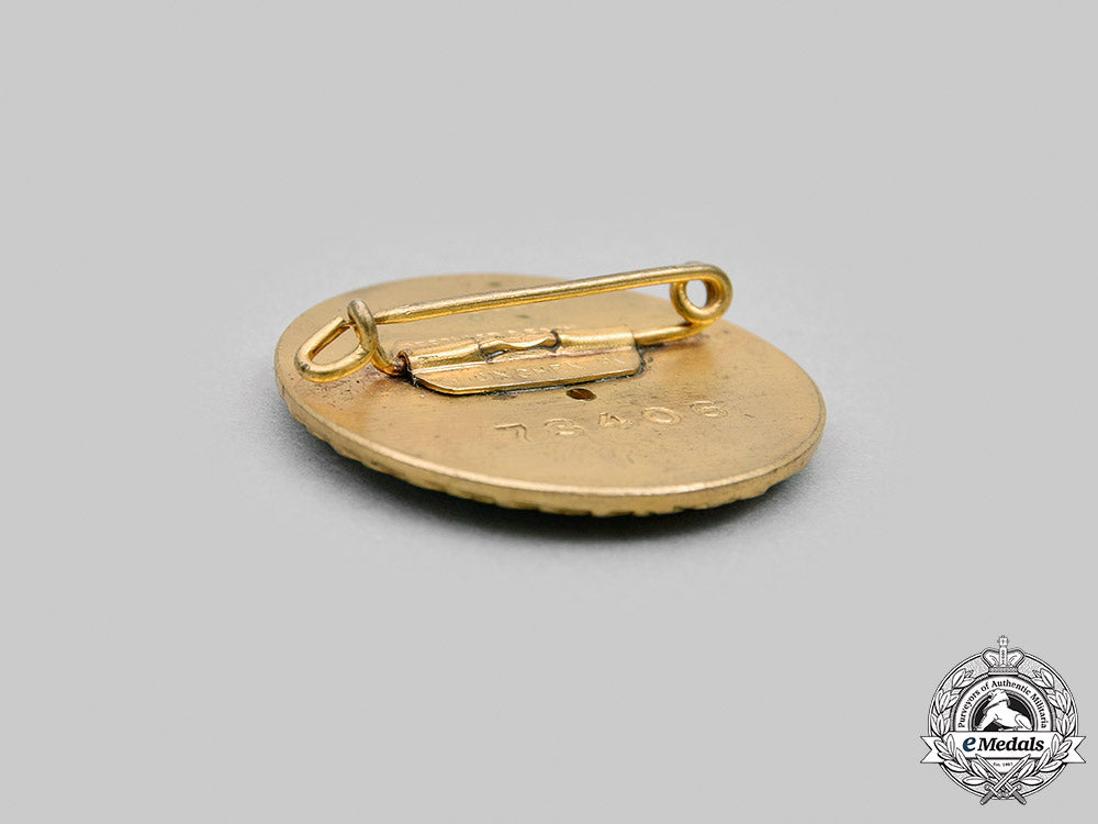 germany,_nsdap._a_golden_party_badge,_large_version,_by_deschler&_sohn_m20_903_mnc1444_1