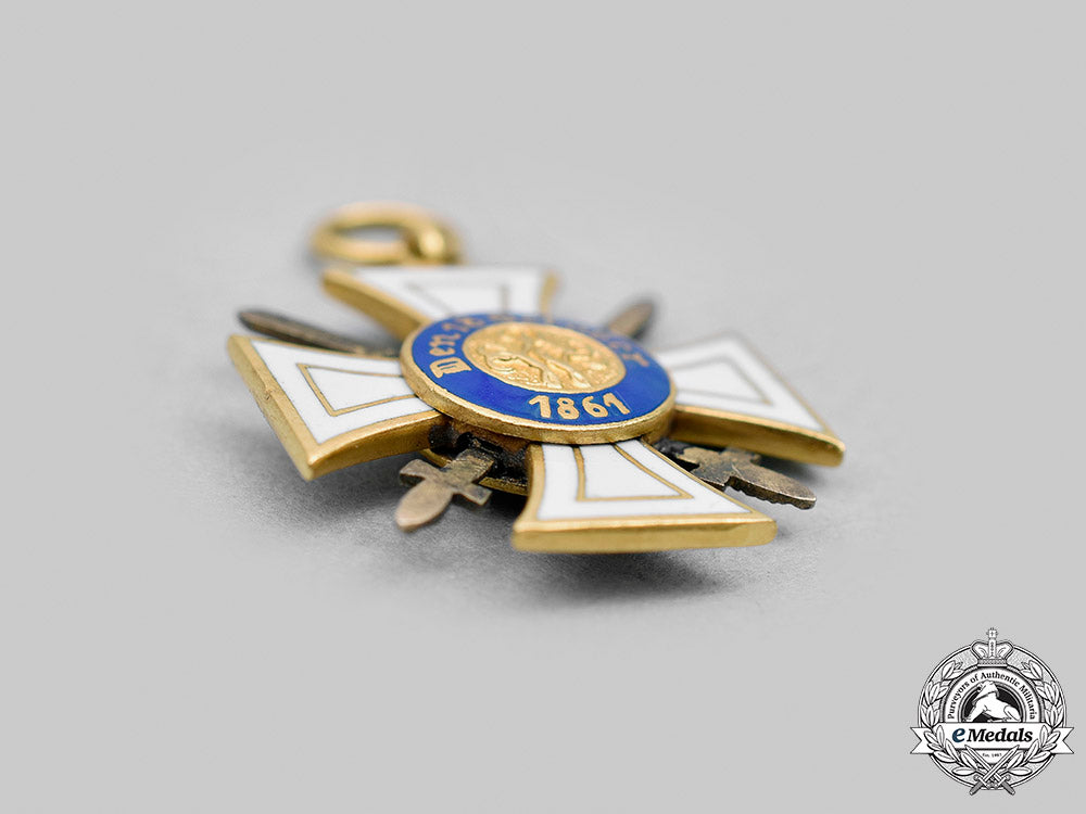 prussia,_kingdom._a_crown_order_in_gold,_iii_class_with_swords,_miniature,_c.1914_m20_966_mnc1162