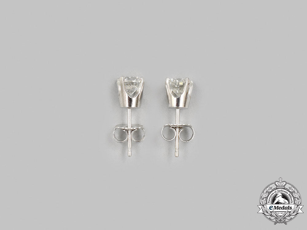 jewellery._a_pair_of_white_gold_round_brilliant_cut_diamond_stud_earrings_m21__mnc2462_1