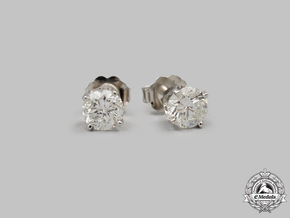 jewellery._a_pair_of_white_gold_round_brilliant_cut_diamond_stud_earrings_m21__mnc2465_1