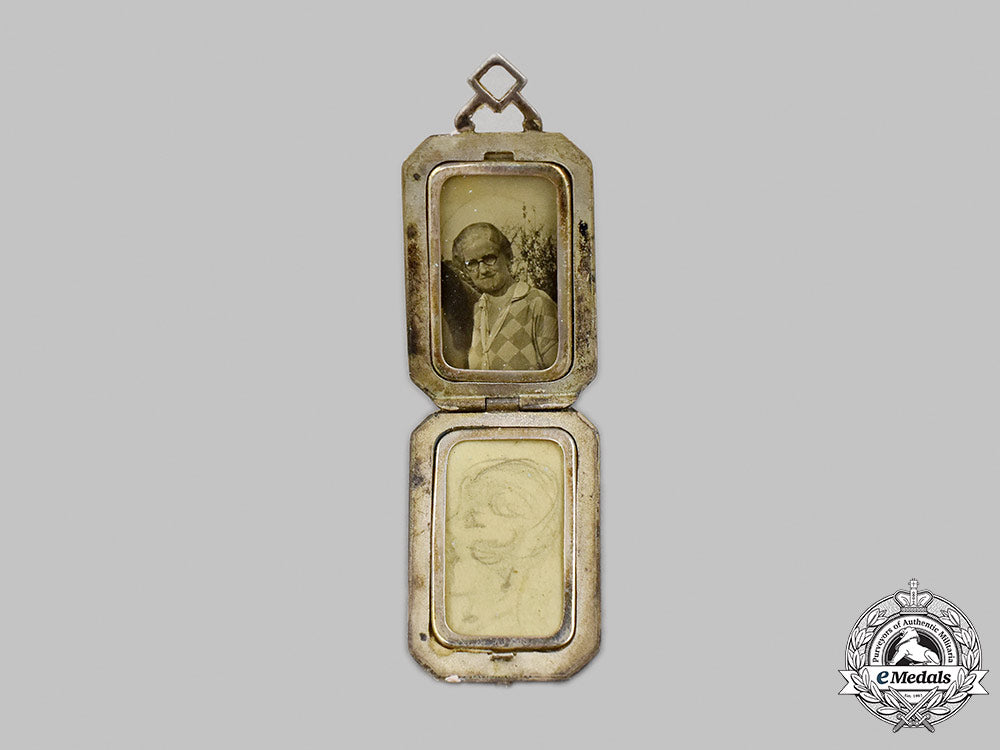 jewellery._a_lot_of_silver_jewellery_m21__mnc2624