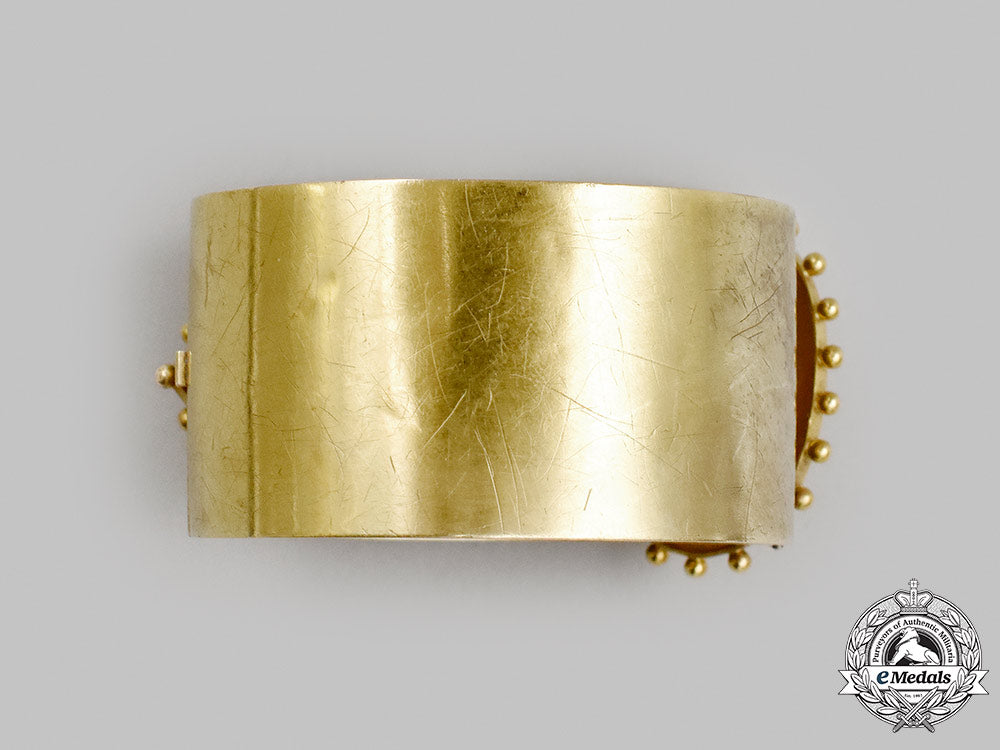 jewellery._a_victorian_yellow_gold_buckle_bangle_with_case,_c.1870_m21__mnc2699_1