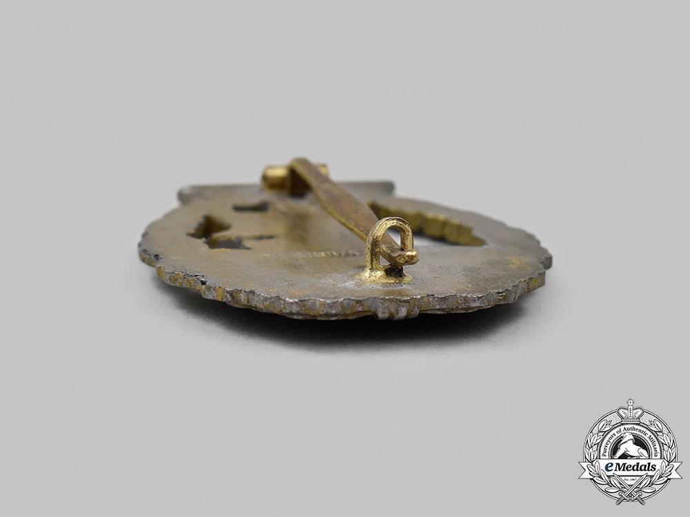 germany,_kriegsmarine._an_auxiliary_cruiser_war_badge,_by_schwerin&_sohn_m21_mnc5540_1