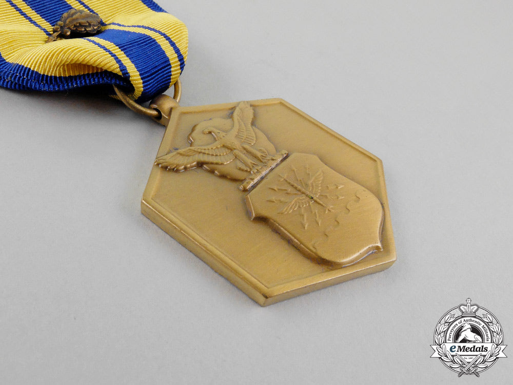 united_states._an_air_force_commendation_medal_with_oak_leaf_cluster,_cased,_to_alton_o._eckhardt_m_097_1