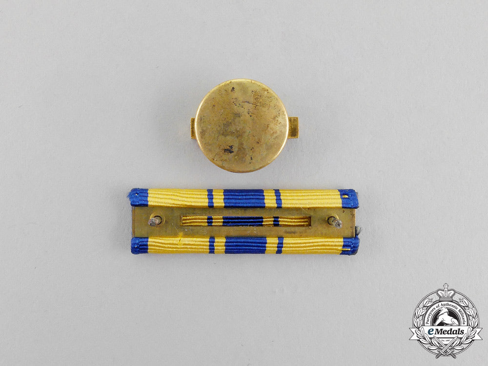 united_states._an_air_force_commendation_medal_with_oak_leaf_cluster,_cased,_to_alton_o._eckhardt_m_099_1