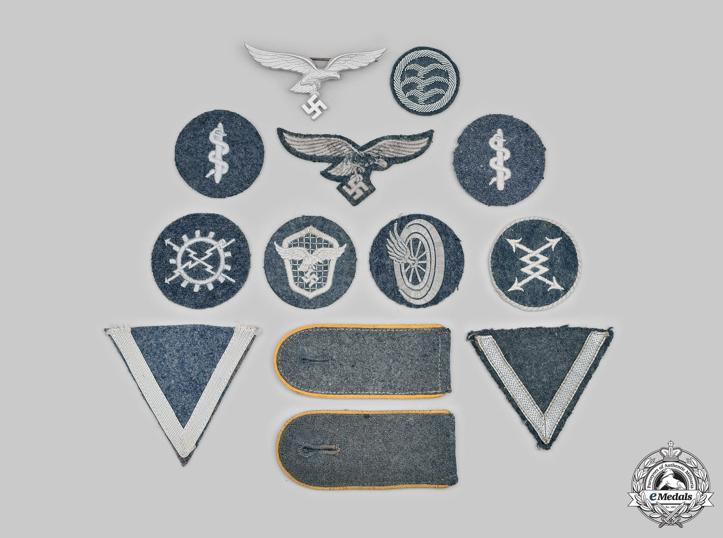 germany,_luftwaffe._a_lot_of_uniform_insignia__mnc7613_m20_0385_1