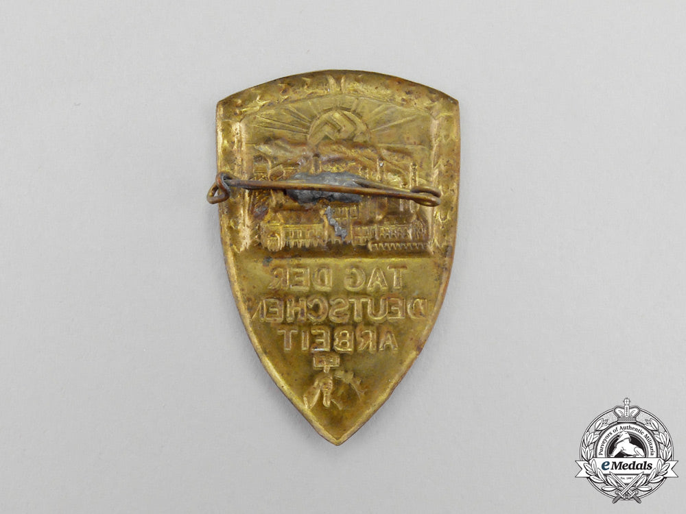 a_third_reich_period_nsbo“_day_of_german_labour”_badge_n_155_1