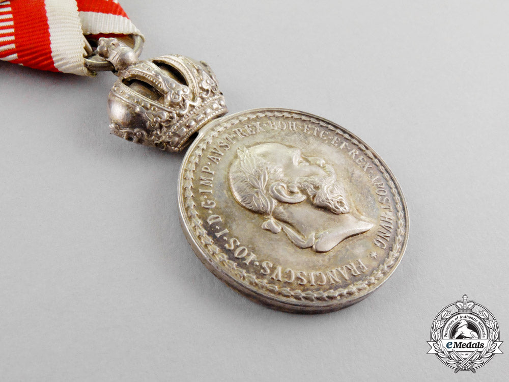 austria,_imperial._a_silver_military_merit_medal,3_rd_time_awarded,_with_wartime_ribbon_and_swords_q_129_1